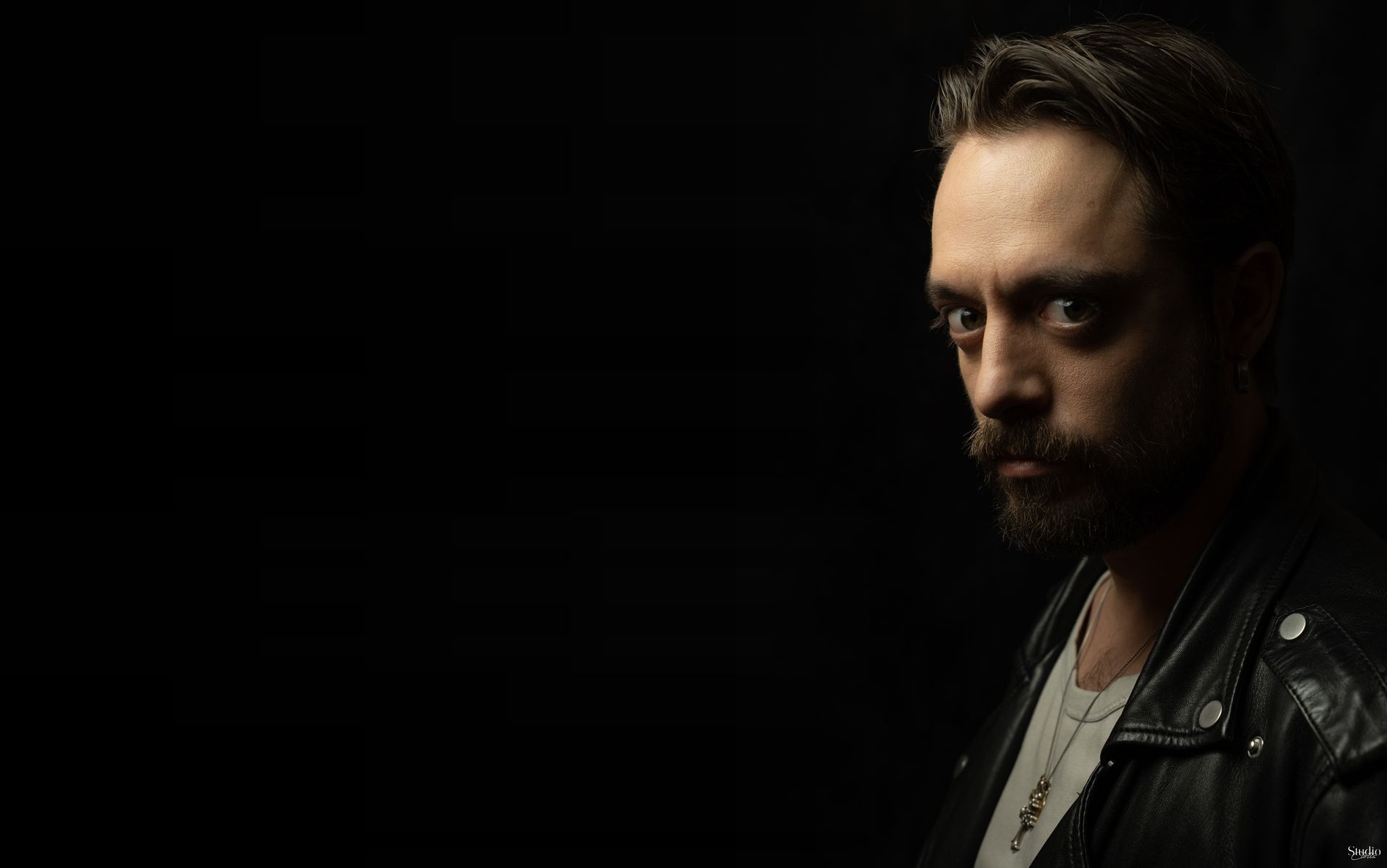 Quentin Bouilloud — Portrait studio, blouson de cuir