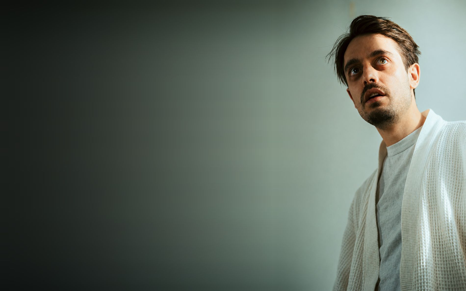 Quentin Bouilloud — En situation, châle blanc